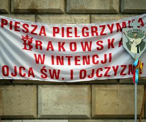 Pielgrzyma na Jasną Górę ruszyła z Krakowa. Tłumy uczestników zmierzają do Częstochowy