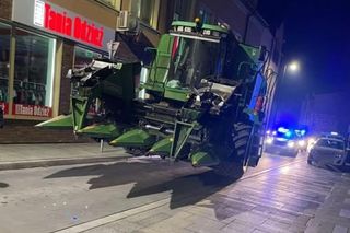 Kombajnem utknął w środku miasta. Jak się tam znalazł? Zaskakujący powód!