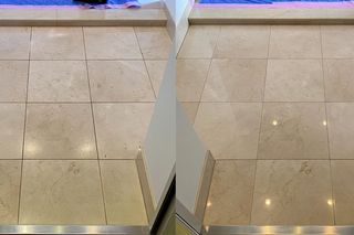 Rozpuść 6 łyżek, rozprowadź na fugach podłogowych, a wypchnie brud bez szorowania. Będą białe jak nowe. Czyszczenie fug na podłodze