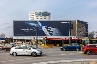 Szkieletor na rogu ulic Sobieskiego i Sikorskiego w Warszawie