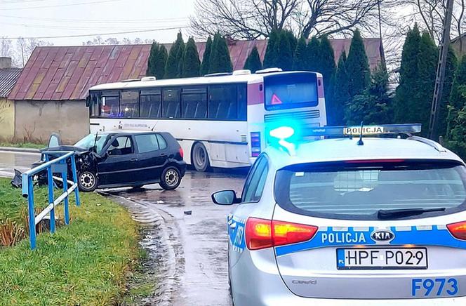 Zderzenie autobusu z dziećmi z volkswagenem! Fatalny wypadek pod Rawą Mazowiecką [ZDJĘCIA]. 