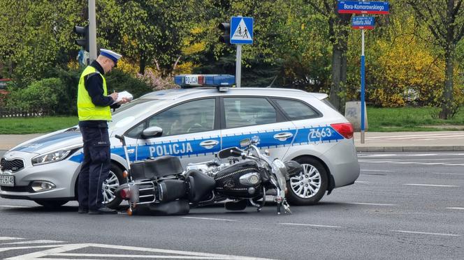 Zmiótł seatem motocyklistę. Koszmarny wypadek na Pradze