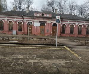 Niszczejący budynek dworca kolejowego w Mordach