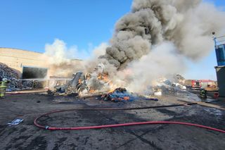 Firma z Przysieki Polskiej wydała oświadczenie po pożarze. Paliły się hałdy odpadów w jej zakładzie recyklingu