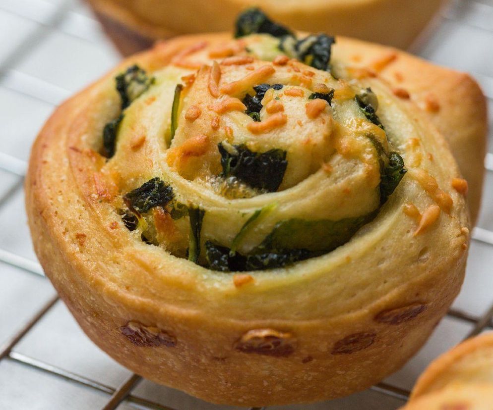 drożdżowe paszteciki ze szpinakiem