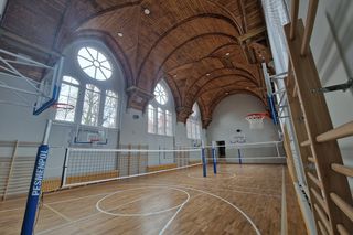 Zagrają w zbijaka pod zabytkowym sklepieniem. Zakończył się remont wyjątkowej sali gimnastycznej w Szczecinie