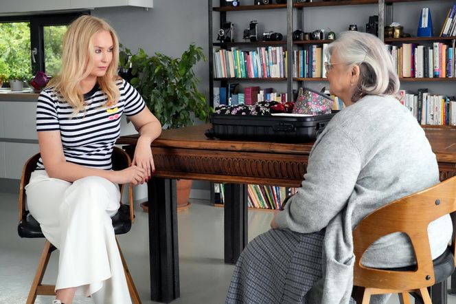 Barwy szczęścia, odcinek 3237: Karolina (Marta Dąbrowska), Amelia (Stanisława Celińska)