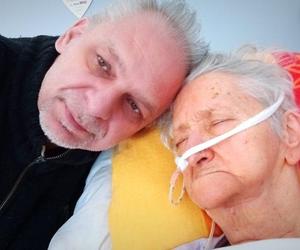 Pan Marek od kilku lat opiekuje się chorą na Alzheimera mamą. Potrzebna jest pomoc