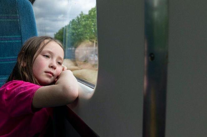 Pięcioletnia dziewczynka sama w autobusie. Zapomniała o niej pijana babcia 