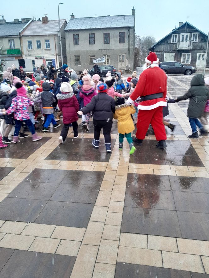 Na rynku w Mordach stanęła choinka