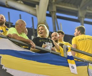 Sektor gości podczas finału PGE Ekstraligi. Zdjęcia kibiców Orlen Oil Motoru Lublin z Motoareny w Toruniu