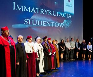 Podczas uroczystej ceremonii inauguracji nowego roku akademickiego 2024/2025 odbyła się tradycyjna immatrykulacja studentów i studentek pierwszego roku.