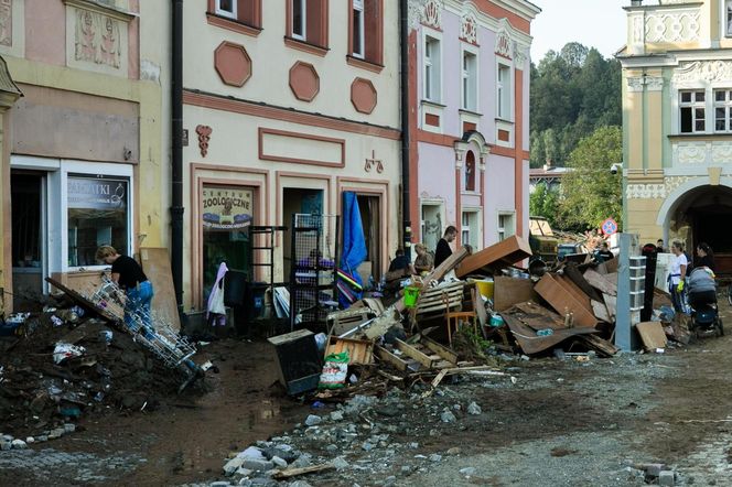 Sprzątanie po powodzi w miejscowości Lądek-Zdrój