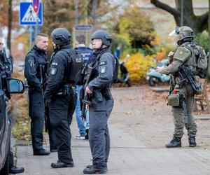 Niemieckie jednostki policji szturmują szkołę w Hamburgu po doniesieniach o bandycie