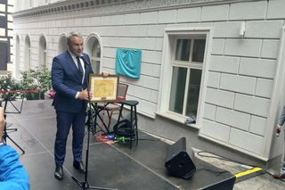 To nie tylko wyjątkowe dzieło sztuki unoszące się nad głowami przechodniów, ale także symbol dawnych handlowych tradycji tego miejsca