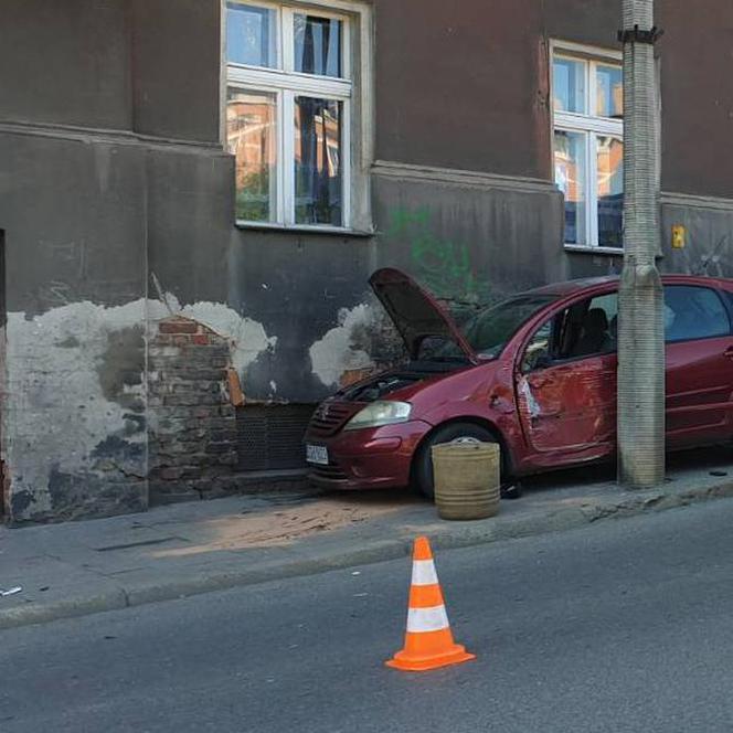 Grudziądz: Rozpędzona 35-latka wjechała w pieszych! Dwie osoby trafiły do szpitala [ZDJĘCIA]