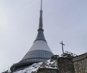 Kosmiczny hotel w Sudetach na sprzedaż! Ikona socmodernizmu zmieni właściciela