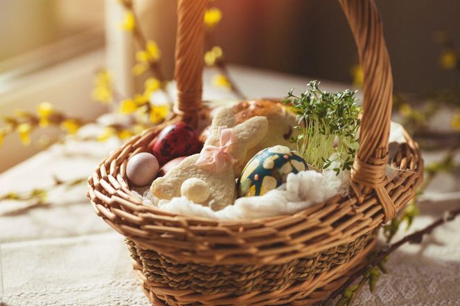 Co włożyć do koszyczka wielkanocnego? Lista święconki, która uratuje Cię przed wpadką w Wielką Sobotę