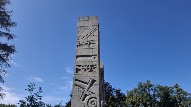 Pomnik "szubienic" w Olsztynie. Nawrocki i Kaczyński chcieli go zburzyć