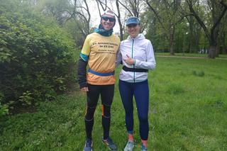 25 maratonów w 25 dni! W ten sposób pomaga dziewczynce cierpiącej na bardzo rzadką chorobę