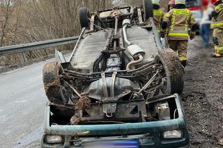 Miłkowa. Polonez caro nie poradził sobie na śliskim zakręcie. Wylądował na dachu