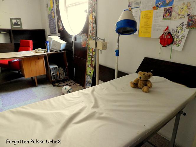 Lalka "śpiąca" w łóżku i urządzenia rehabilitacyjne. Co znajduje się w opuszczonym sanatorium przy polskiej granicy! [ZDJĘCIA]