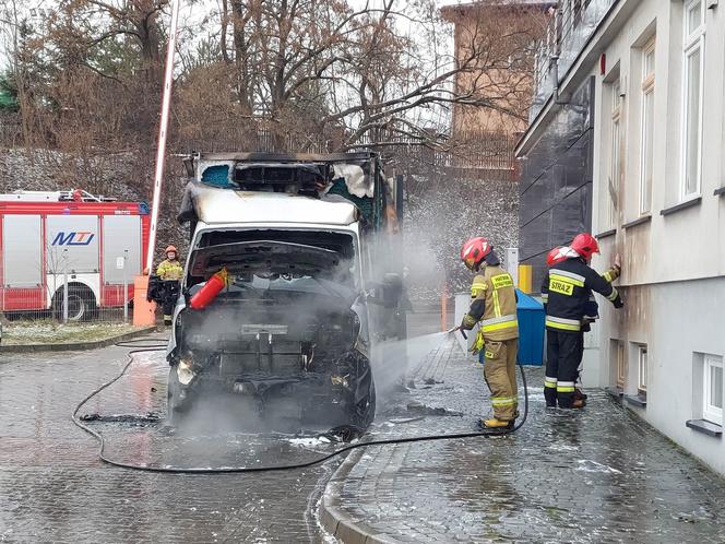 Pożar samochodu na ulicy Mickiewicza w Starachowicach. W akcji cztery jednostki straży