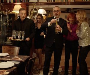 M jak miłość, zabawa sylwestrowa. Werner (Jacek Kopczyński), Andrzej Budzyński (Krystian Wieczorek), pani Ola (Ewa Kolasińska), Sylwia (Hanna Turnau), Viola (Magdalena Waligórska)