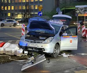 Autobus miejski zmiótł taksówkę! Ratownicy reanimowali rannego