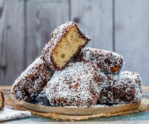 Kokosanki i ptasie mleczko w jednym deserze – połączenie idealne! Przepis na Lamingtony, którym się nie oprzesz