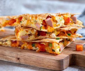 Dzień zacznij od śniadaniowej quesadilli. Prosta w przygotowaniu, a pyszna i sycąca
