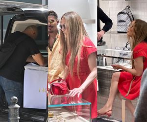 Dryblas taszczy potężne siaty z zakupów Jennifer Lopez w Warszawie. Gwiazda wybrała klasyczny model zapłaty