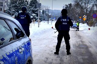 Tego się nie spodziewaliście. W tym lokalu wyborczym policja usuwała bombę! [ZDJĘCIA]