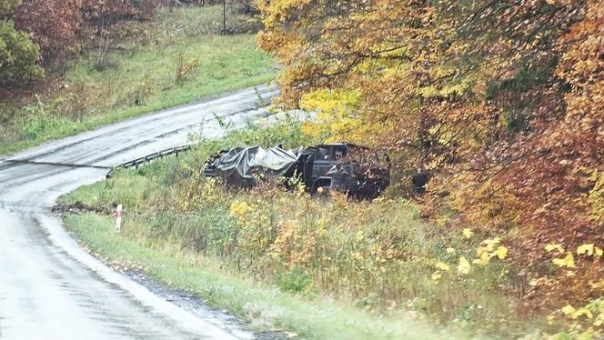 Wypadek w pobliżu Konotopu - wojskowa ciężarówka w rowie 