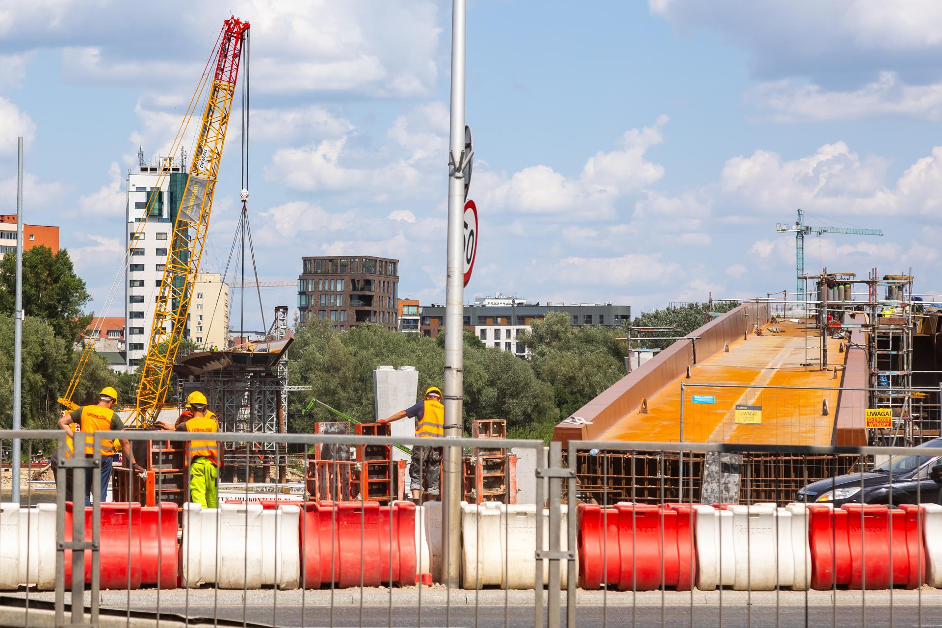 Kładka przez Wisłę w Warszawie: montaż ustroju nośnego