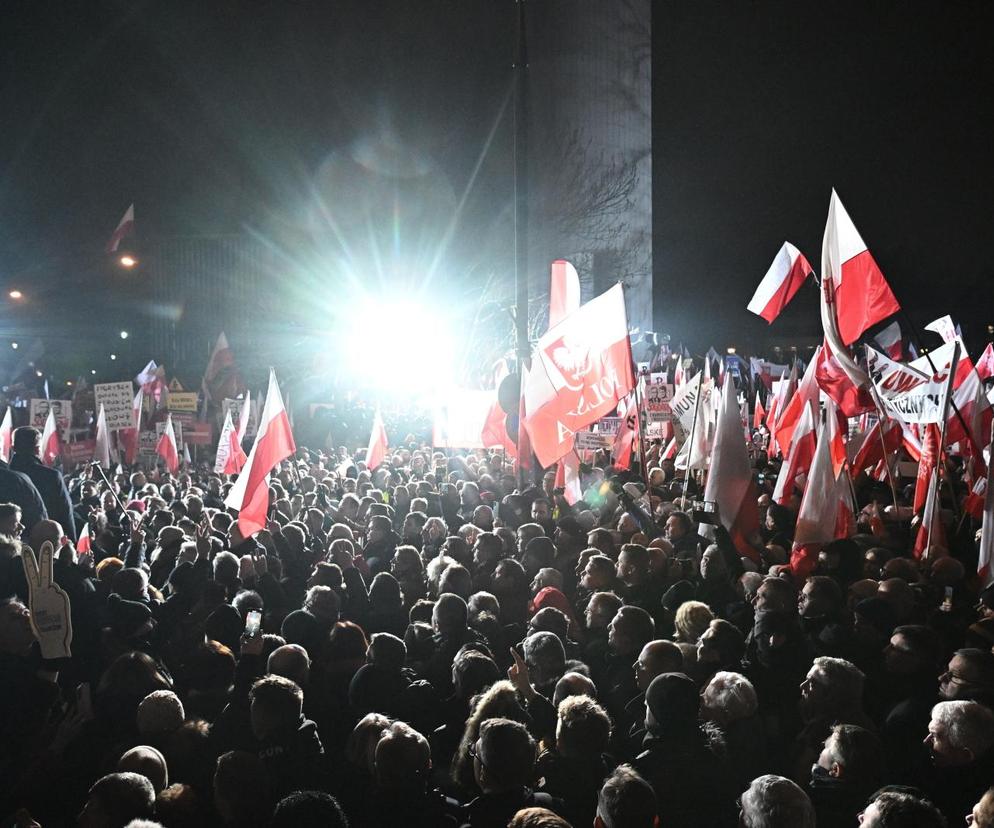 Tłumy rozpoczęły protest pod Sejmem! Uczestnicy solidarni z Mariuszem Kamińskim i Maciejem Wąsikiem