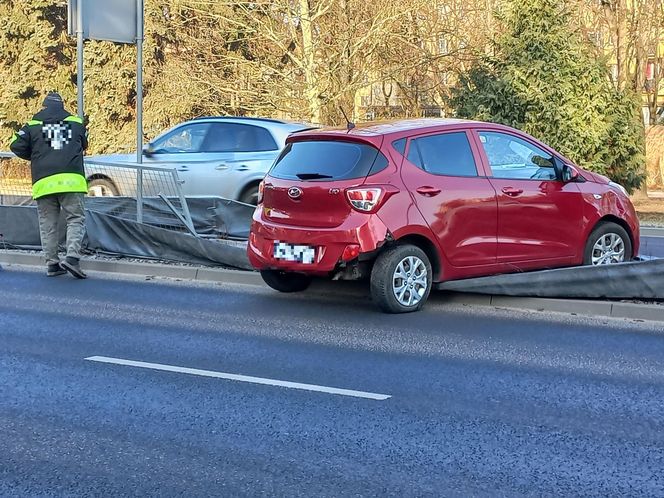 Kolizja przy zmianie pasa w Lesznie. Ciągnik siodłowy uderzył w osobówkę