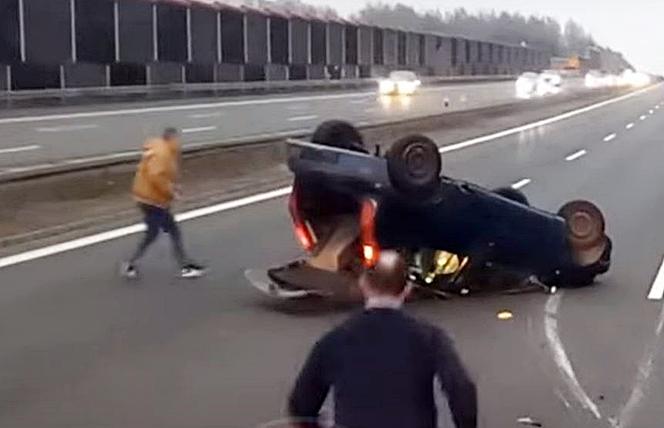 Groźne zdarzenie na autostradzie A4. Samochód zahaczył o audi i dachował 