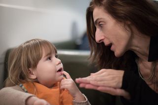 Jak słowa kształtują mózg dziecka? Zwroty, które budują jego siłę