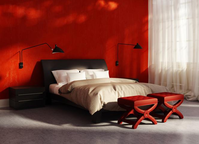 Aranżacja sypialni z czerwoną ścianą