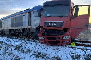 Tir zderzył się z pociągiem. Trasa kolejowa Ełk-Białystok zablokowana