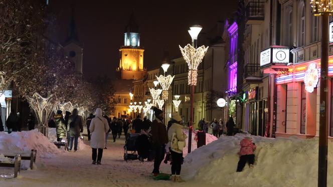 Lublin wieczorową porą. W mieście świąteczne ozdoby i hałdy śniegu. Zobacz zdjęcia!