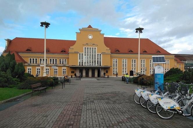 Śmiertelny wypadek na dworcu kolejowym w Legnicy. Mężczyzna został zgnieciony przez windę