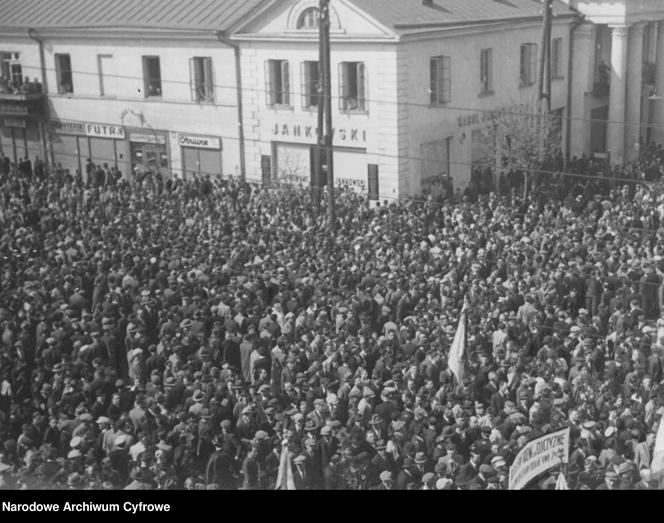 Tłum manifestantów w Białymstoku. 1939 rok