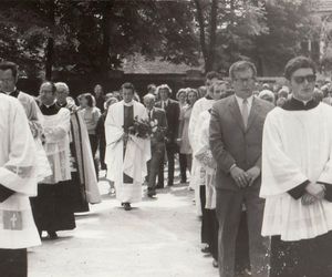 Procesja przed Mszą św. Prymicyjną ks. Mariana Subocza w Wałczu w 1973 roku