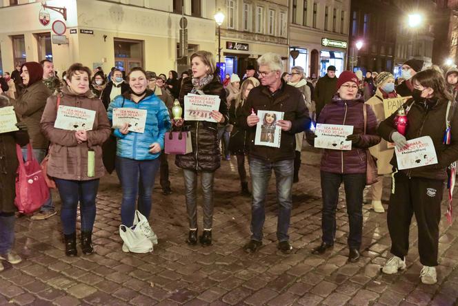 Tłumy mieszkańców Torunia na pikiecie upamiętniającej śmierć Izy z Pszczyny. Na proteście pojawił się Leszek Balcerowicz