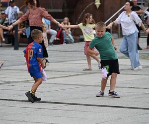 Ruda Śląska tańczy jak dawniej. Międzypokoleniowa potańcówka na rynku porwała tłumy
