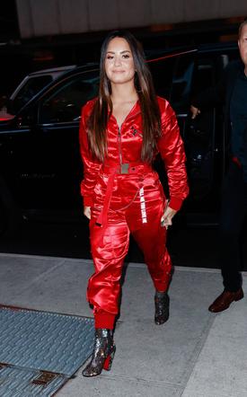 Demi Lovato w czerwonym kombinenzonie