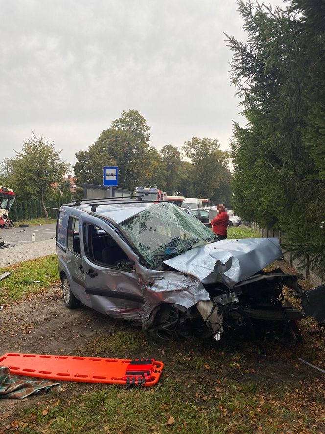 Zderzenie autobusu miejskiego z osobówką w Wilkowicach koło Leszna