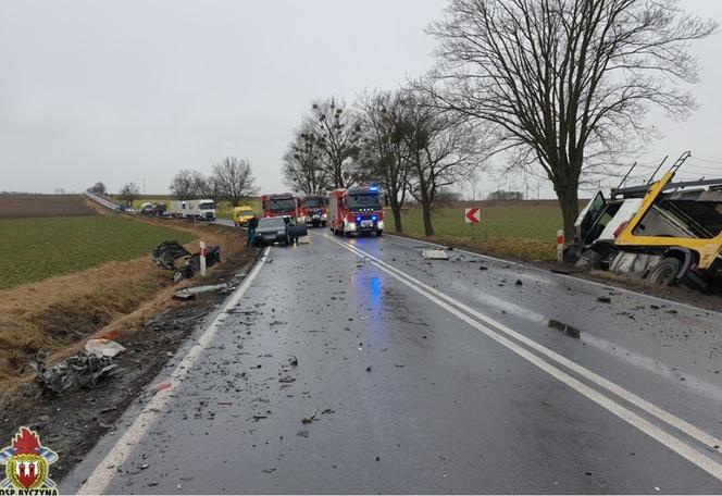 Wyleciał z drogi na łuku. Samochód rozerwało na dwie części. Wszystko się nagrało
